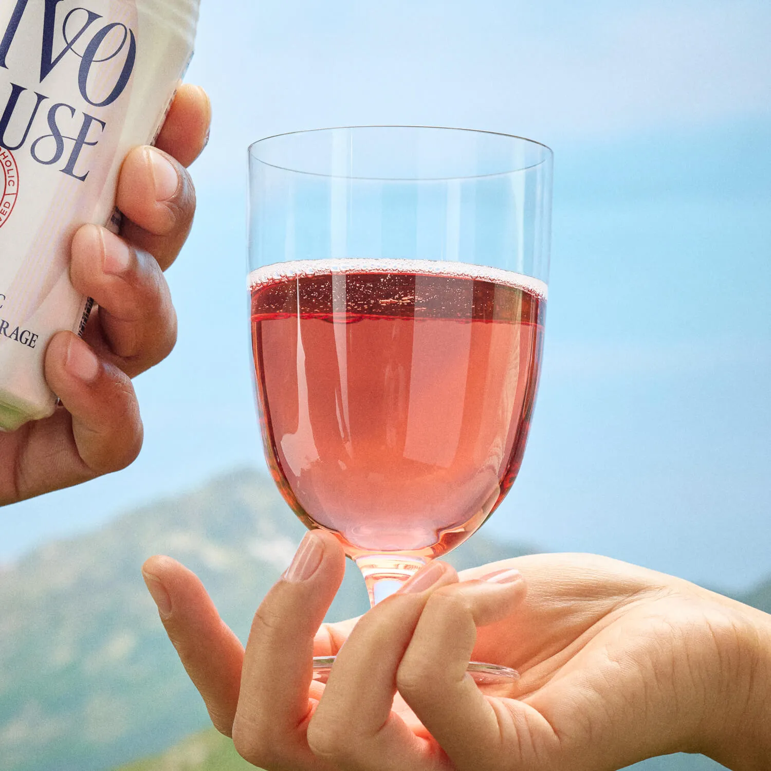 rose-glass-pour-hand-outdoor-nivo